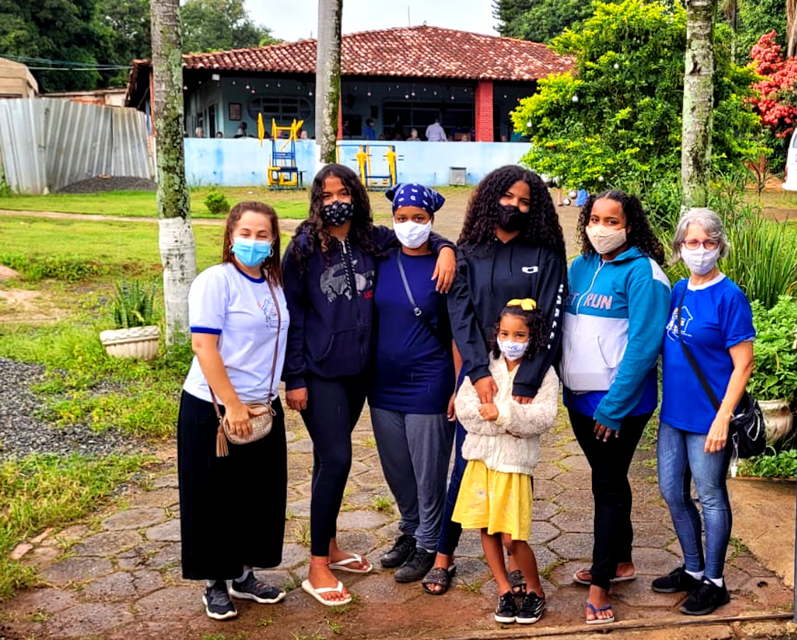 JOVENS DA ESTRUTURAL CONFECCIONAM PRODUTOS DE LÃ E OS PRESENTEIAM A IDOSOS DE ABRIGO